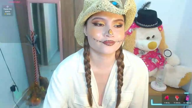 Maddy18_'s Cute Scarecrow Cosplay Show
