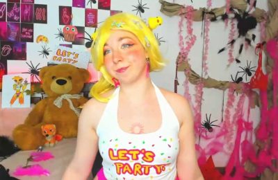 AlexxisSky Enters Freddy Fazbear's Pizza As Toy Chica