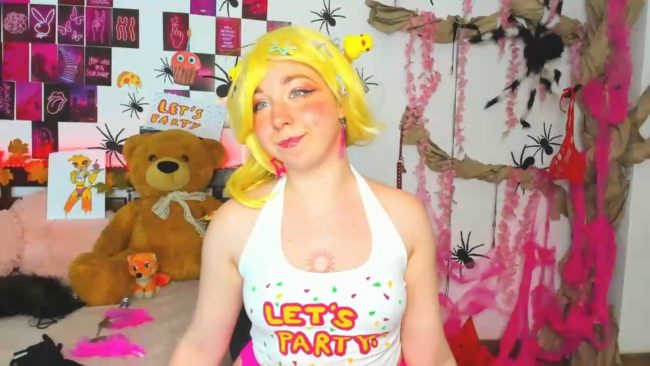 AlexxisSky Enters Freddy Fazbear's Pizza As Toy Chica