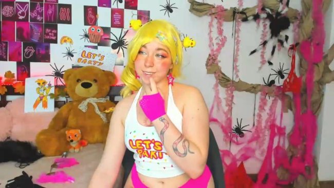 AlexxisSky Enters Freddy Fazbear's Pizza As Toy Chica