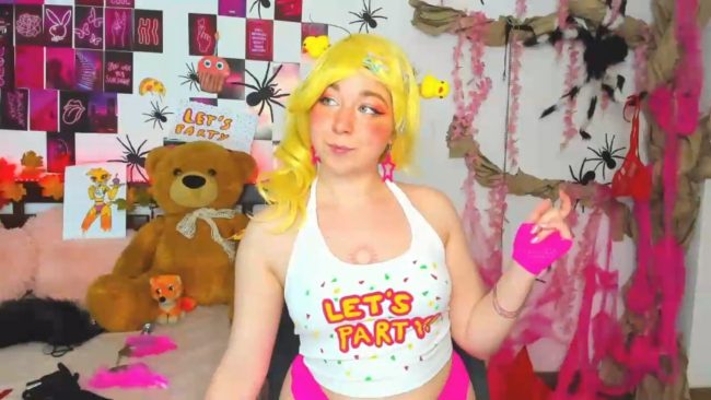 AlexxisSky Enters Freddy Fazbear's Pizza As Toy Chica