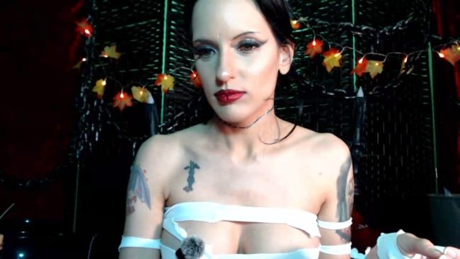 Sasha_Sin_ Is All Wrapped Up In Her Mummy Cosplay