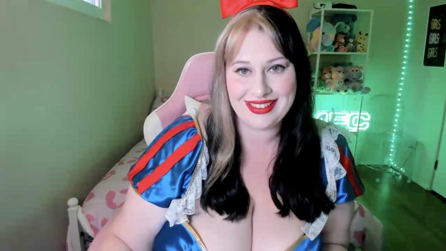 Itslaurenxo Is The Fairest Of Them All